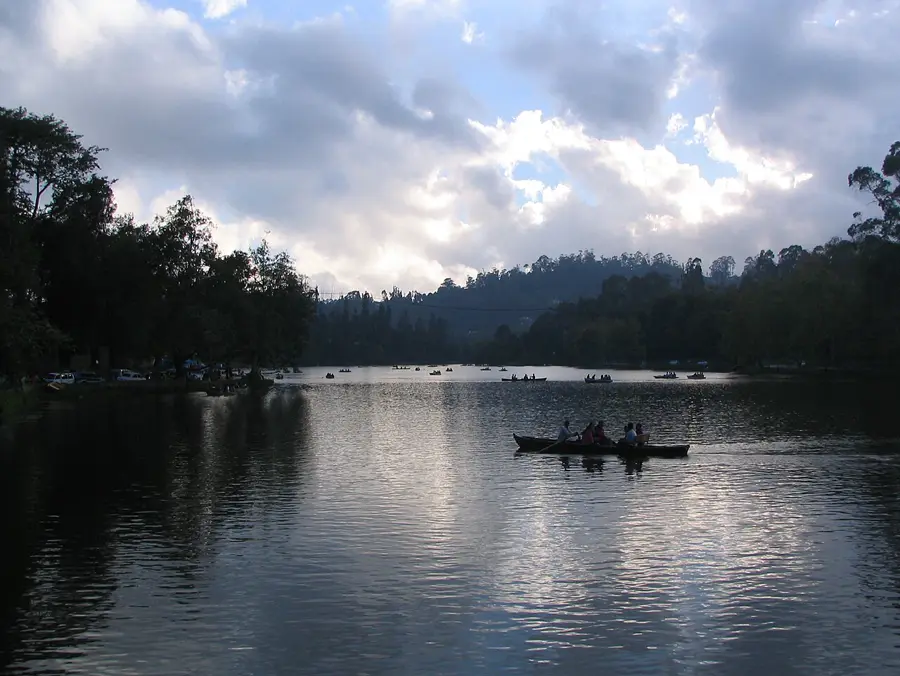 Kodaikanal lake surrounded by green hills